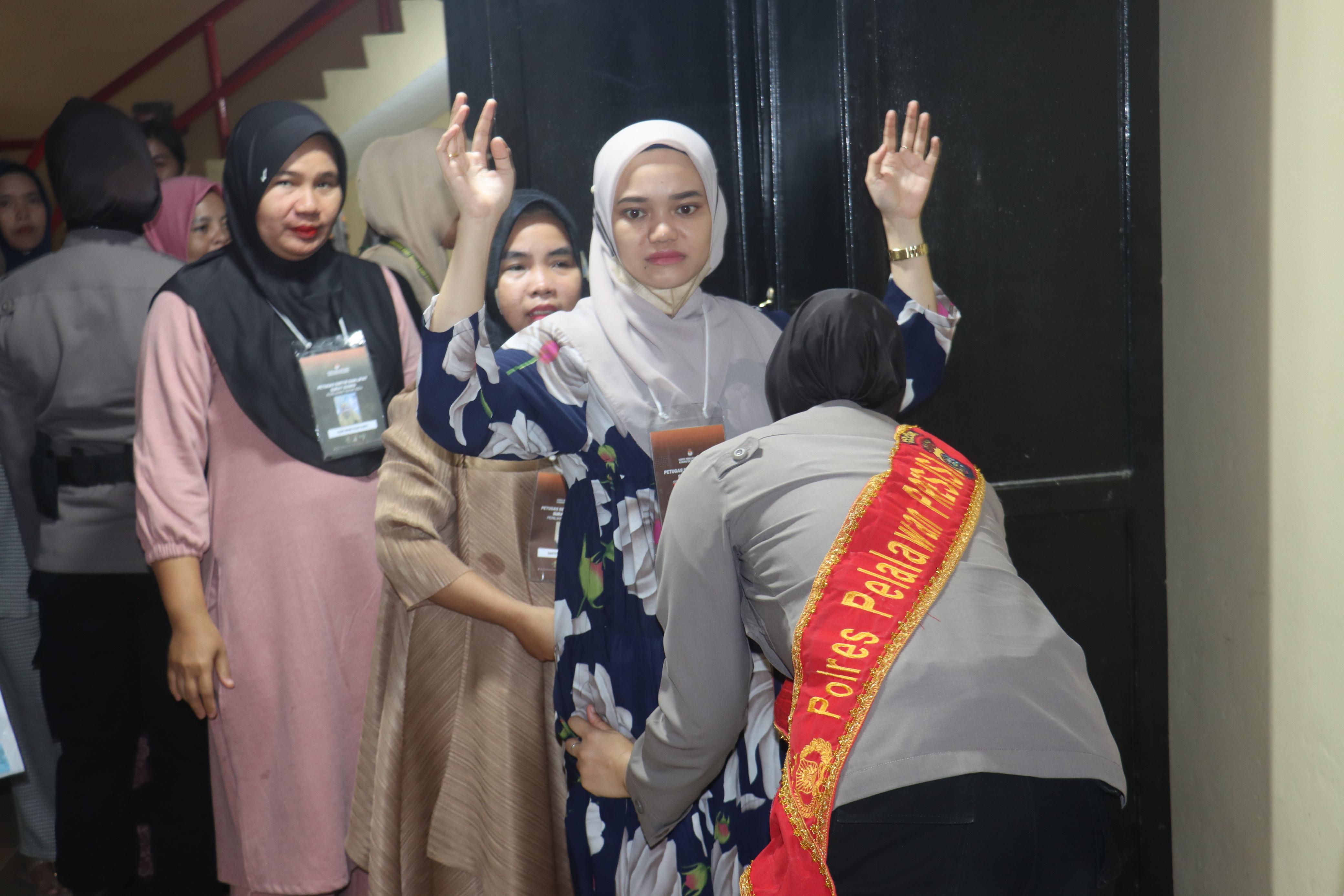 Pelipatan Surat Suara Pilkada Pelalawan Diawasi Polwan