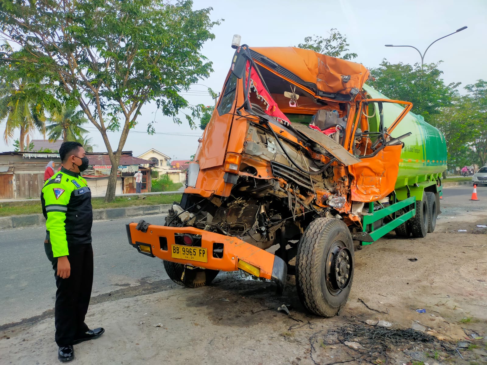 Dinihari Tadi, Mobil Tangki CPO Tabrak Truk Fuso di Jalan Soekarno Hatta