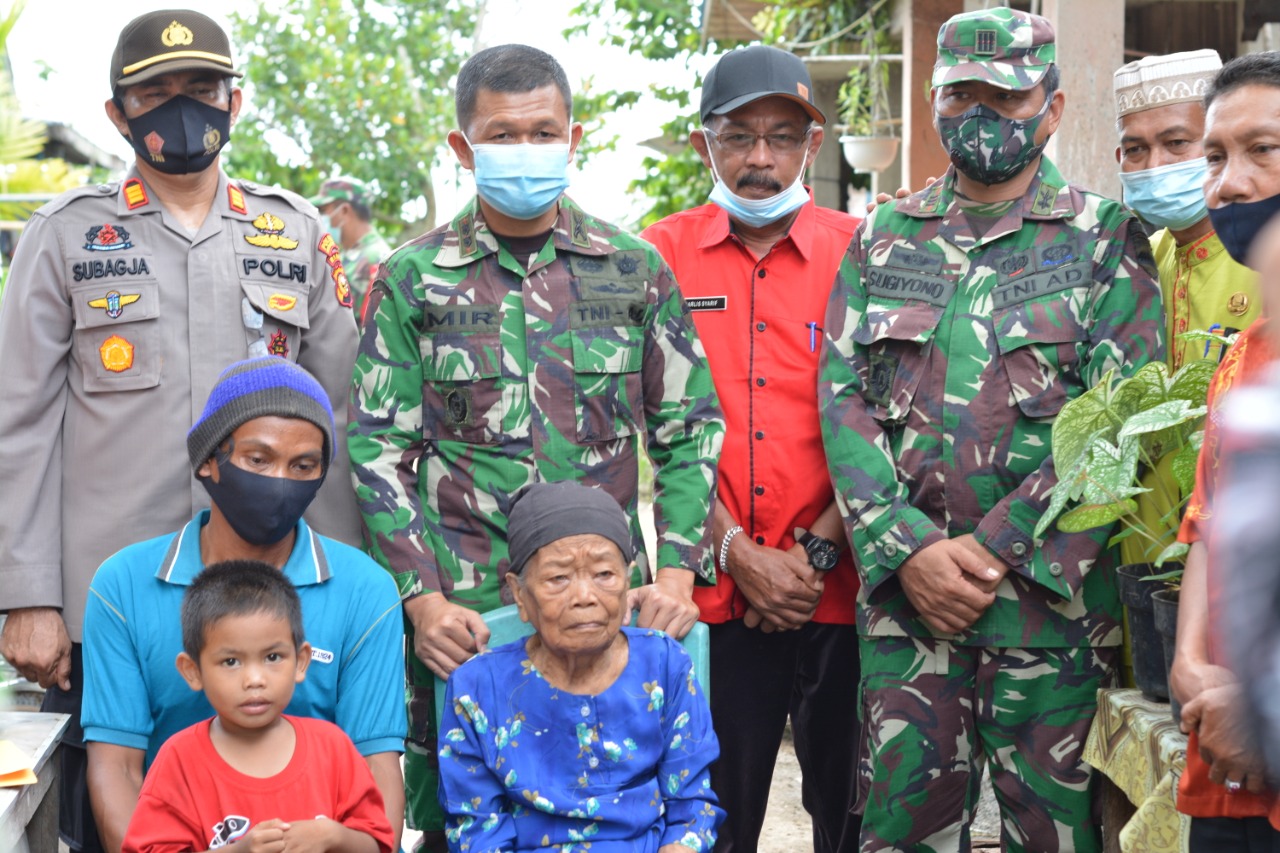 Dandim 0314, YVB Dan Forkopimcam Tempuling Kunjungi Nenek Samnah