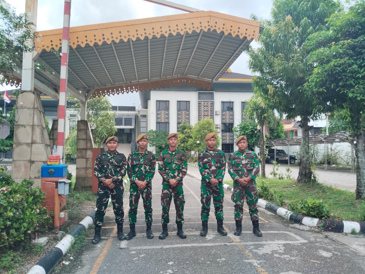 Antisipasi Unras, Pintu Masuk Kantor DPRD Pekanbaru Dijaga Ketat Personel TNI