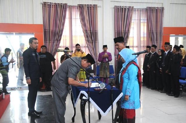 Sekda Lantik 78 Lantik 78 Orang Kepala Sekolah SD, SMP Se-Kepulauan Meranti