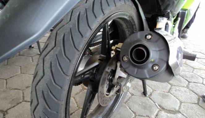 Mitos atau Fakta, Angin Ban Motor Dikurangi saat Hujan