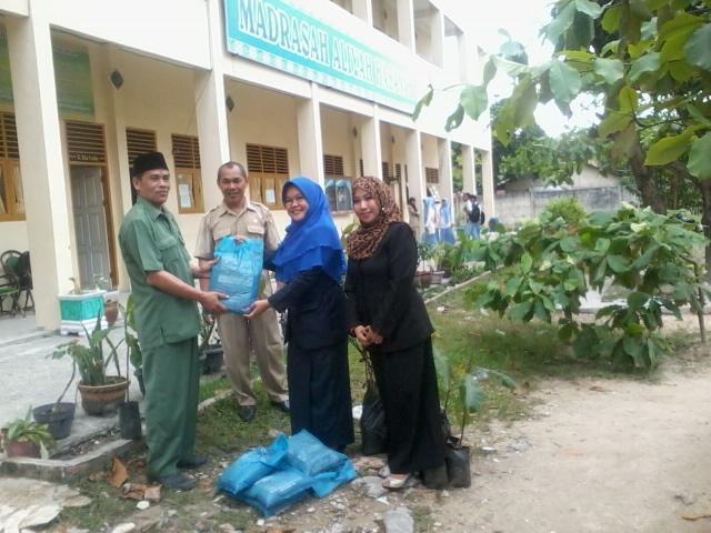 MAN 1 Pekanbaru Distribusikan 350 Bibit ke 16 Sekolah