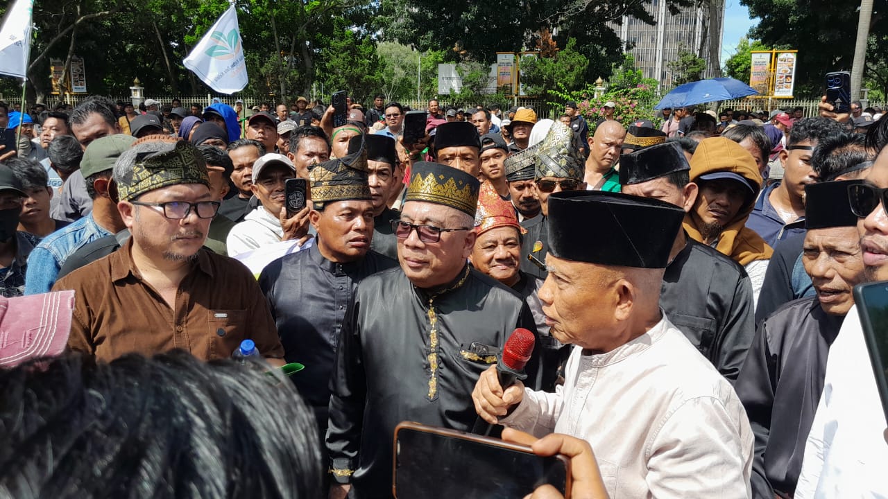 Masyarakat Terdampak Penertiban TNTN Ikut Aksi Unjuk Rasa di Kejati Riau