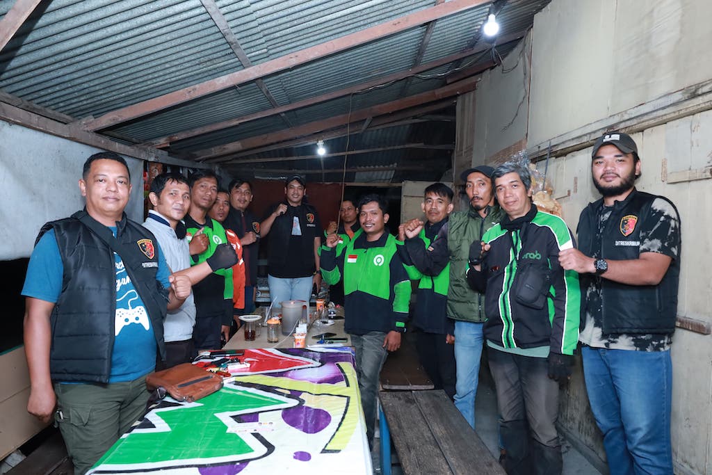 Sambangi Pangkalan Ojek Online, Personel Ditreskrimum Polda Riau Laksanakan Cooling System Jelang Pilkada Serentak