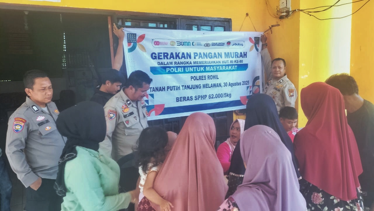 Polsek Tanah Putih Tanjung Melawan Salurkan 1.000 Karung Beras Murah Bersama Bulog di Rohil