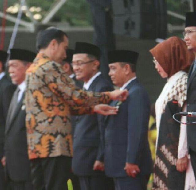 Bupati Pelalawan Terima Penghargaan Satyalencana Pembangunan dari Presiden RI