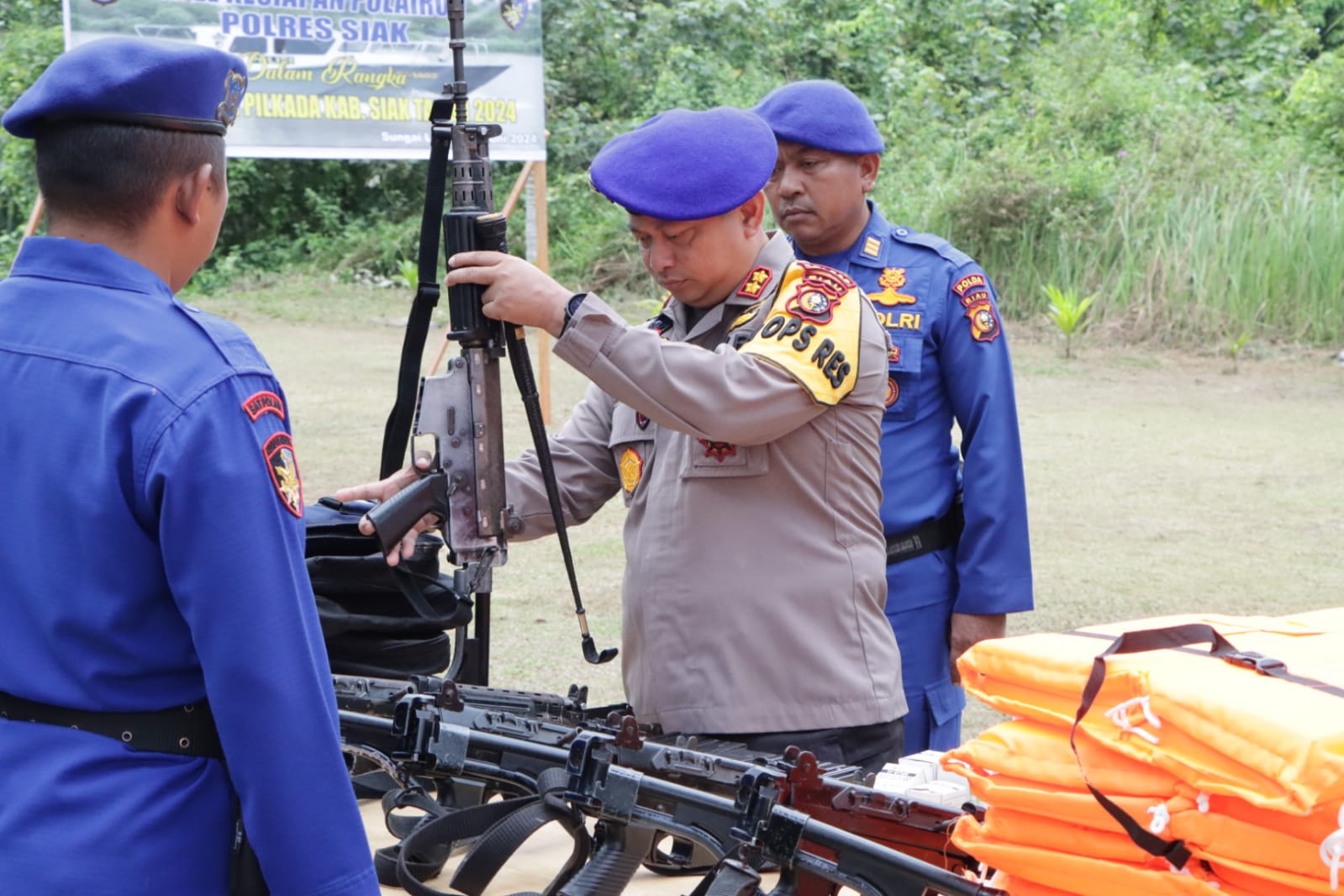 AKBP Asep Sujarwadi Pimpin Apel Kesiapan Personil dan Peralatan di Mako Polairud Polres Siak