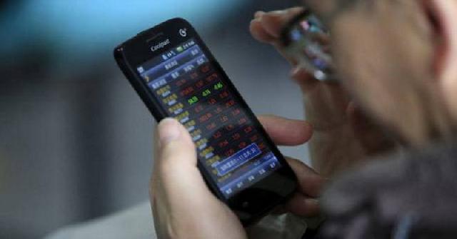 Tips Cegah Mata Lelah saat Menatap Layar Smartphone