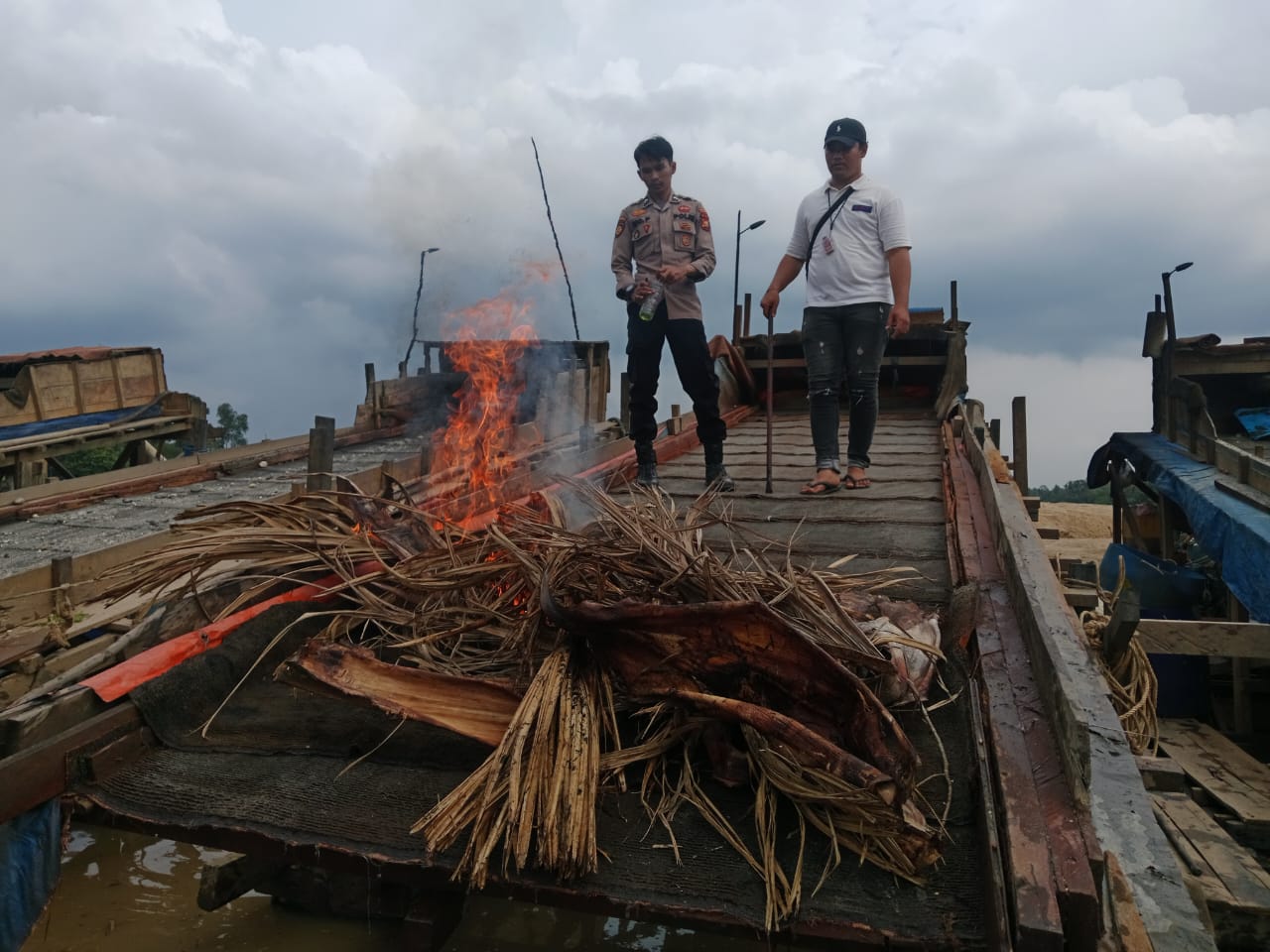 Tambang Ilegal Bak Jamur di Kuansing, Polsek Cerenti Bakar Dompeng PETI di Pulau Bayur