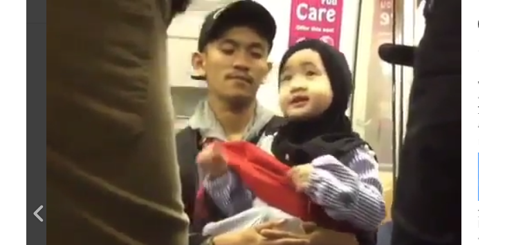 Vido Bocah Perempuan Ini Bikin Penumpang Kereta Terkesima, Ayo Lihat Apa yang Dilakukannya