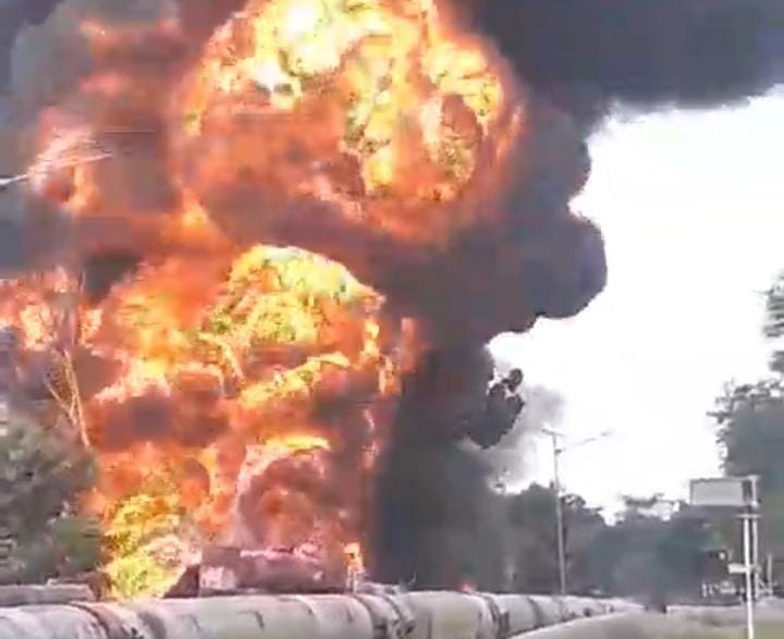 Satu Mobil Tangki BBM Terbakar di Dumai, Riau