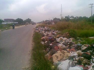 Cegah Sampah di Jalan Kubang Raya, Masyarakat Bangun Kedai Kayu