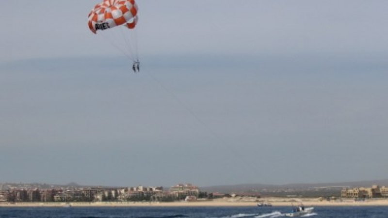 Tali Putus, Dua Wanita yang Bermain Parasailing Terjun Bebas ke Laut dari Ketinggian 100 Meter