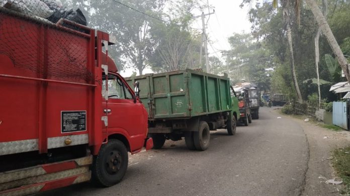 Alat Banyak Rusak, Petugas Angkut Sampah Keluhkan Waktu Bongkar Muat di TPA Muara Fajar 