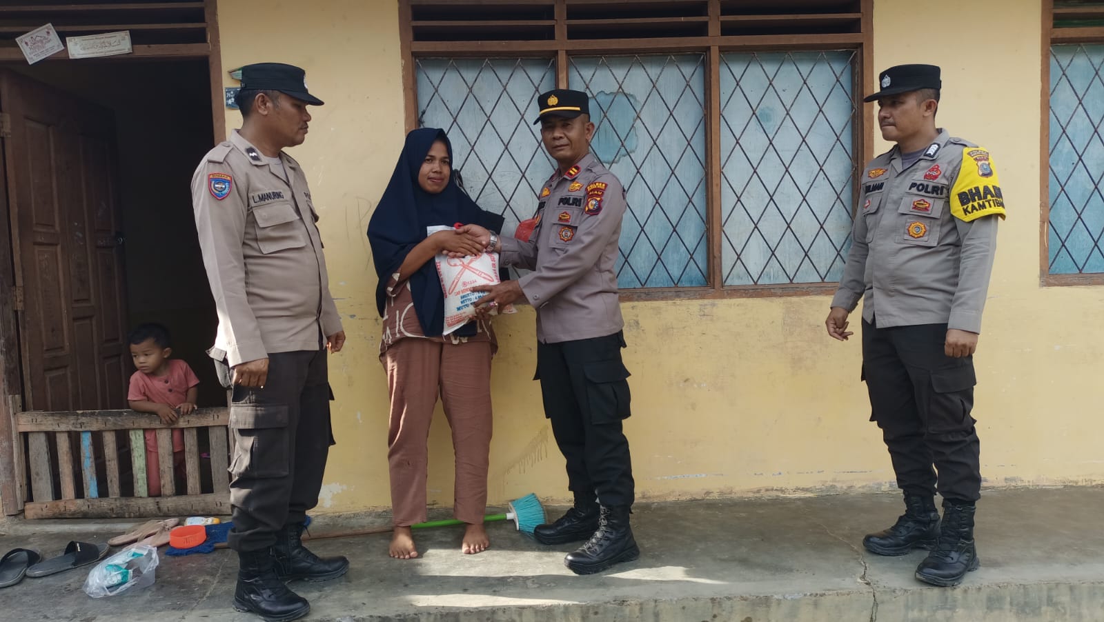 Seberangi Sungai Dusun Selewek, Polsek Tambusai Sosialisasi Pemilu 2024