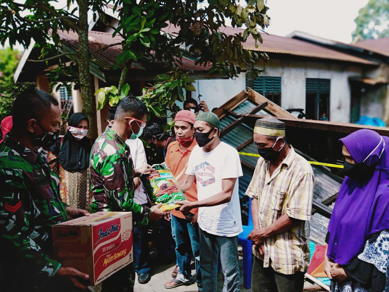 Dandim 0314, Polsek Tembilahan Hulu dan Yayasan Vioni Bersaudara Beri Bantuan Korban Kebakaran