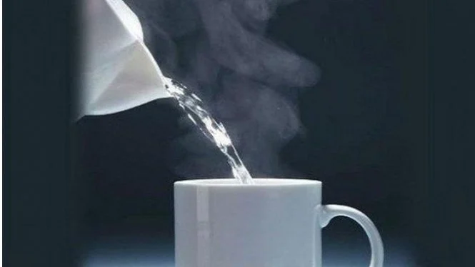 Empat Manfaat Penting Minum Air Hangat bagi Kesehatan