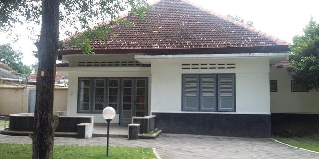 Obama kecil suka makan ayam utuh dan panjat pohon di UGM