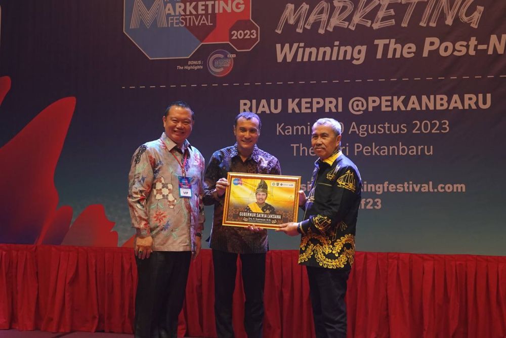 Gubernur Syamsuar Dianugerahi Gelar Satria Laksana oleh MarkPlus