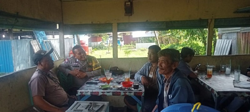 Bripka RP Gultom Sambangi Warga Desa Bukit Sari Intan Jaya untuk Ciptakan Suasana Aman Jelang Pilkada 2024