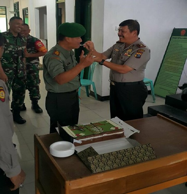 HJK 2017, Polisi di Pekanbaru Beri Surprise Kepada TNI