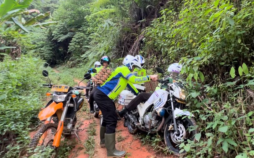 Perjuangan Polisi di Rohul Sampaikan Pesan Pemilu di Pedalaman