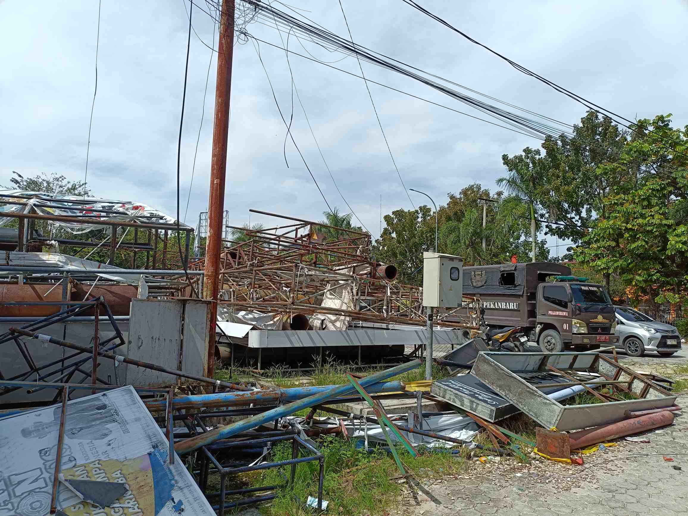 Usai Tertibkan Jalan Sudirman, Pemko Pekanbaru Sasar Tiang Reklame Sepanjang Jalan Riau