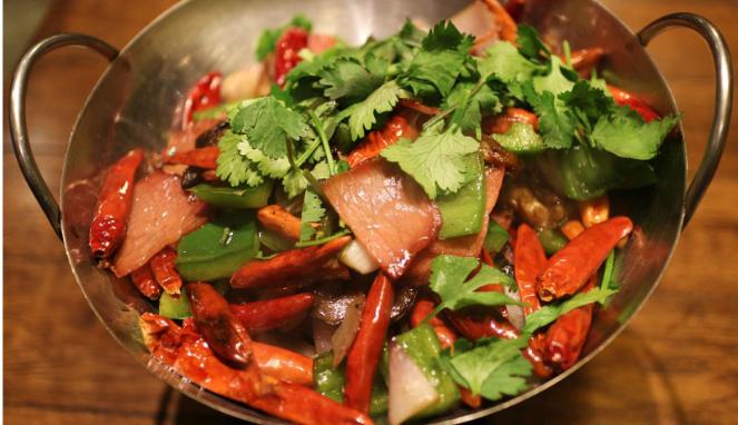 Wah, Ternyata Minum Air Putih Usai Makan Makanan Pedas Tidak Baik