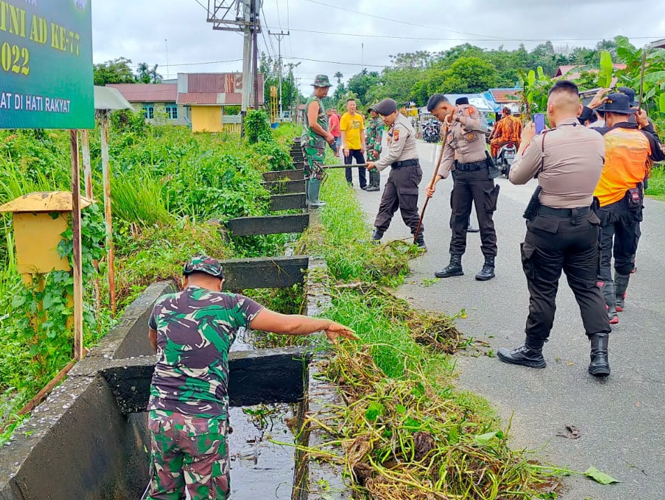 Peringati Hari Juang TNI AD ke-77, Kapolres Bengkalis Turunkan Personel Lakukan Gotong Royong Bersama