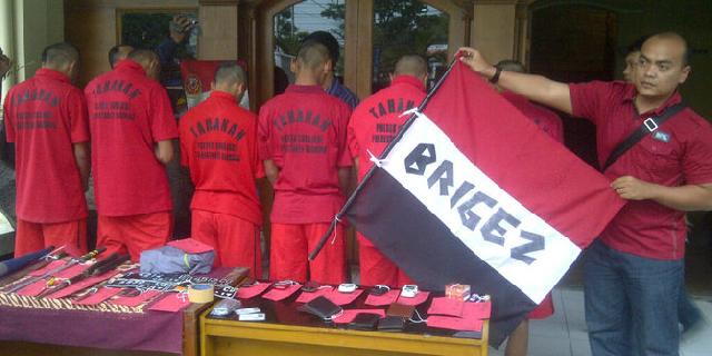 Malam ini, geng motor Brigez berencana perang dengan kelompok XTC