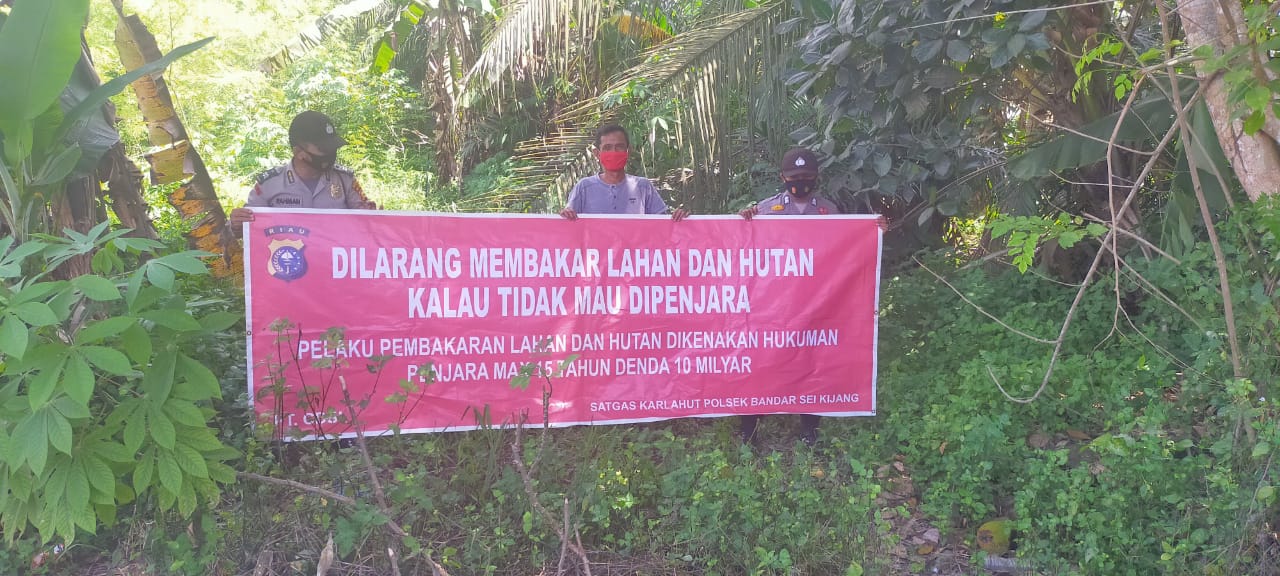 Cegah Karhutla, Polsek Bandar Sei Kijang Lakukan Patroli dan Pemasangan Spanduk