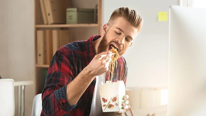 Empat Kebiasan Buruk Sewaktu Muda Penyebab Kolesterol Tinggi di Hari Tua