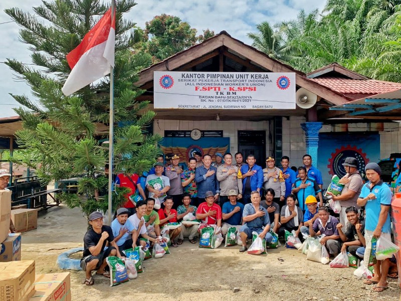 Kapolres Rokan Hilir Salurkan Bantuan Sosial dalam Program Cooling System Pilkada Damai 2024