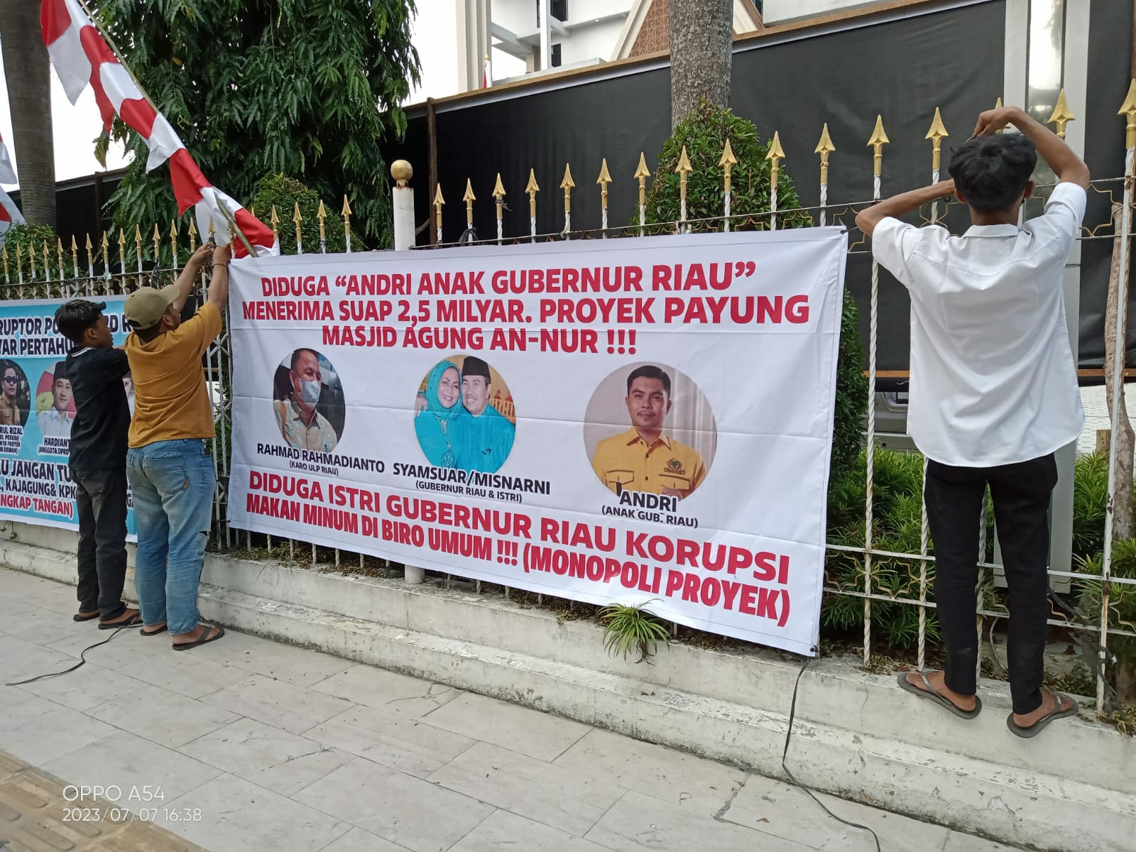 Heboh Spanduk Anak Gubernur Riau Dituding Terima Suap Proyek Payung