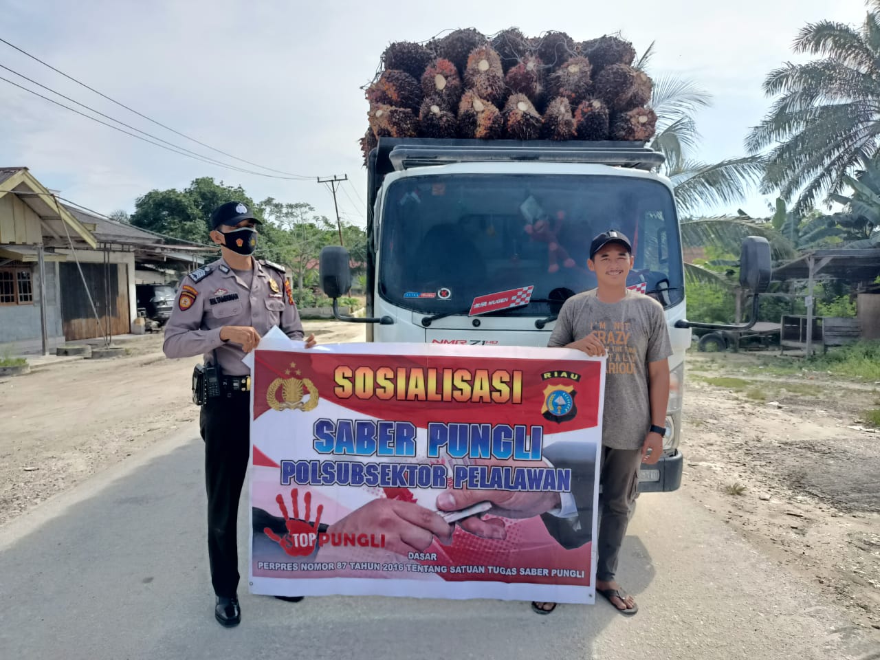 Sambangi Supir Truk, Polsubsektor Pelalawan Edukasi Soal Saber Pungli