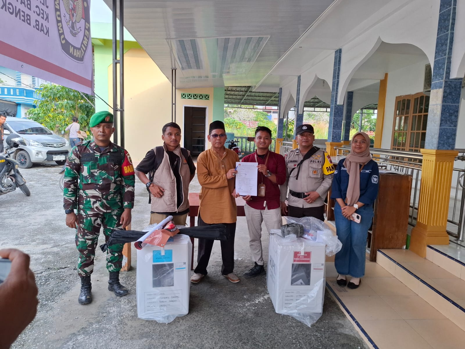 Polsek Mandau Amankan Distribusi Logistik Pilkada 2024 di Bathin Solapan