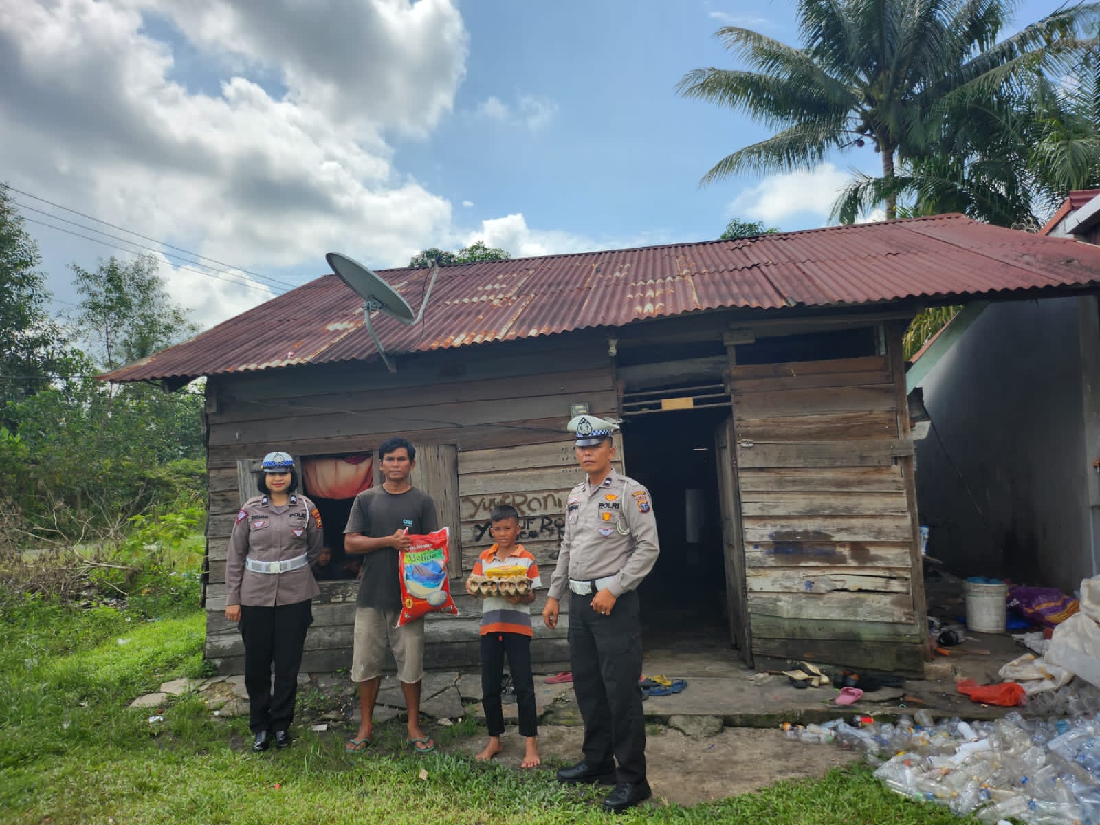 Polsek Mandau Berikan Bantuan Kepada Warga Pematang Kudu
