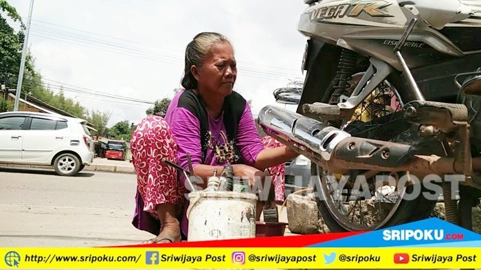 Perempuan 58 Tahun Tekuni Profesi Tambal Ban Demi Pendidikan Anak