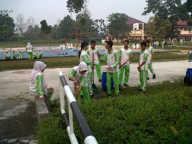 Cara SMKF Ikasari Berbaur dengan Masyarakat Melalui Gotong Royong