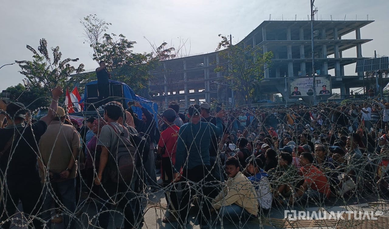 Timbulkan Kemacetan, Massa Aksi Blokade Jalan Jenderal Sudirman