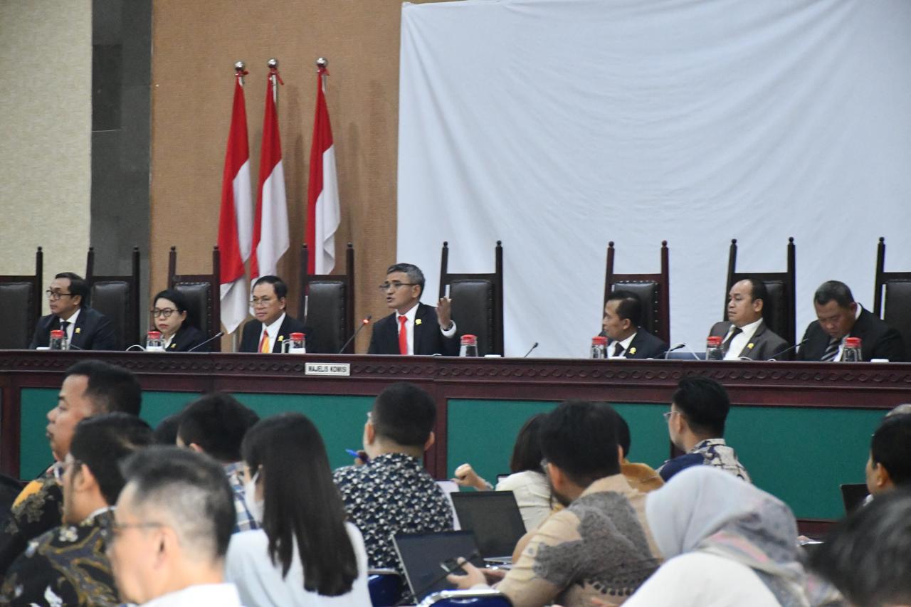 KPPU Lanjutkan Sidang Dugaan Penetapan Suku Bunga Pinjol, Pejabat OJK Dihadirkan