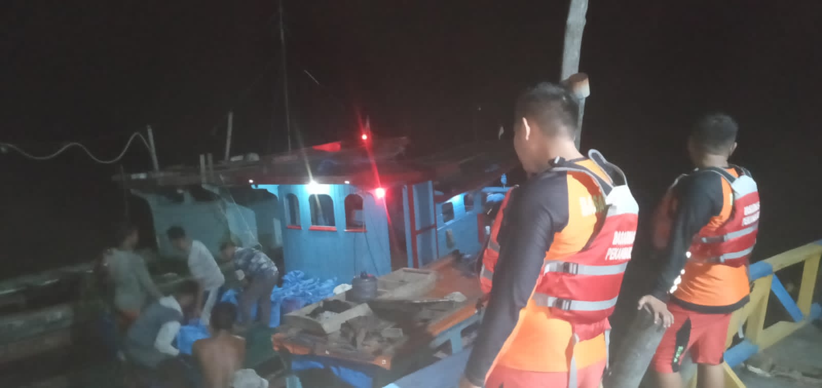 Mesin Kapal Mati, Lima Nelayan Dievakuasi Basarnas dari Tengah Laut
