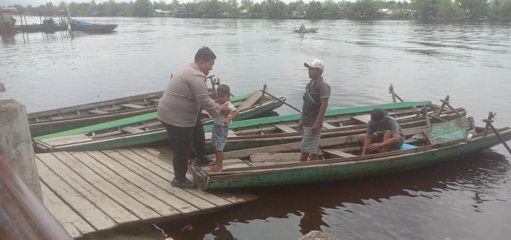 Kanit Samapta Polsek Gaung Bantu Masyarakat di Pelabuhan Penyeberangan Sambil Sosialisasikan Pemilu Damai 2024