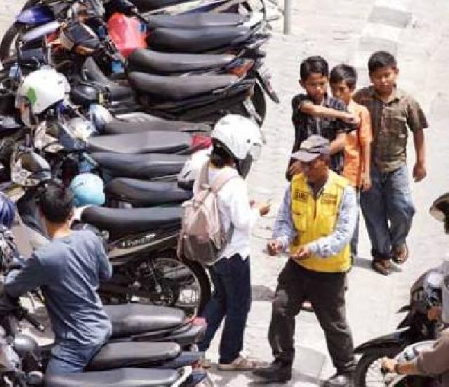 Walah !! Petugas Parkir Musiman Seenaknya Menaikkan Tarif
