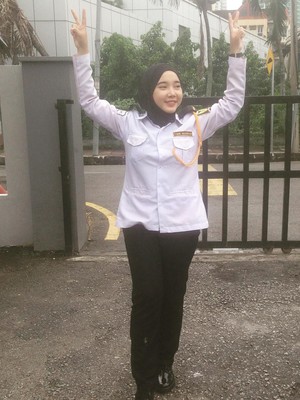 Kisah Hijabers Cantik yang Jadi Satpam Demi Bantu Orangtua