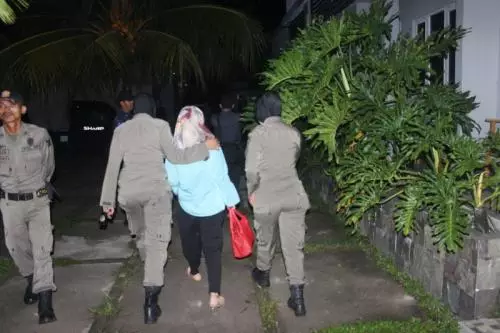 Pasangan Dosen & Mahasiswi di Kamar Hotel Digerebek Satpol PP