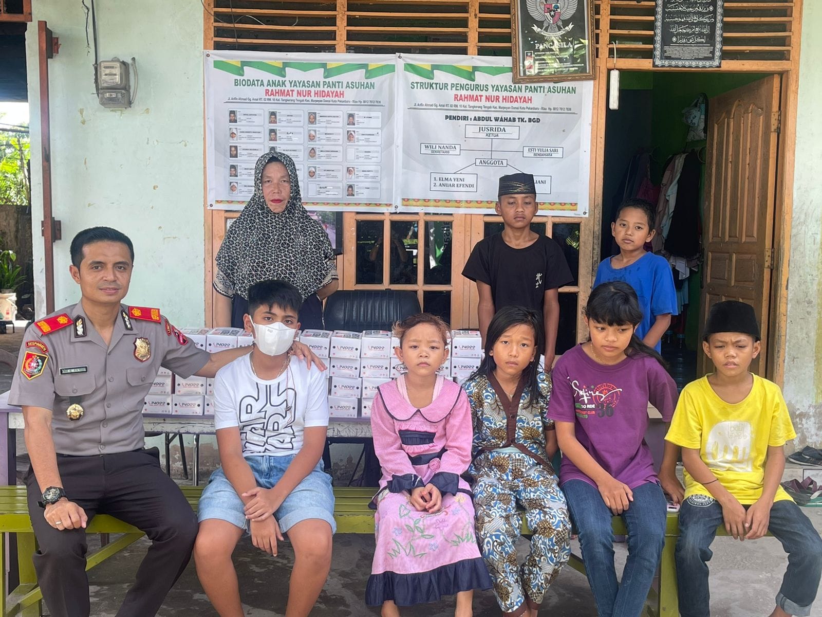 Senyum Anak-anak Yatim Ketika Dapat Bantuan dari Perwira Polisi