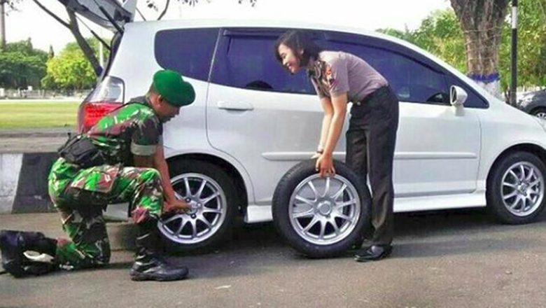 So Sweet! Prajurit TNI Bantu Polwan Ganti Ban Mobil