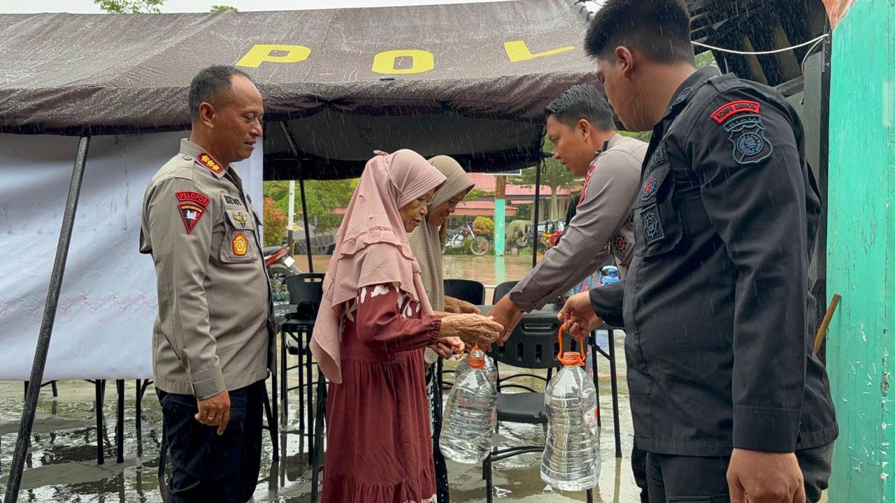 Brimob Riau Salurkan Sembako dan Air Bersih ke Warga Terdampak Bencana di Sumbar